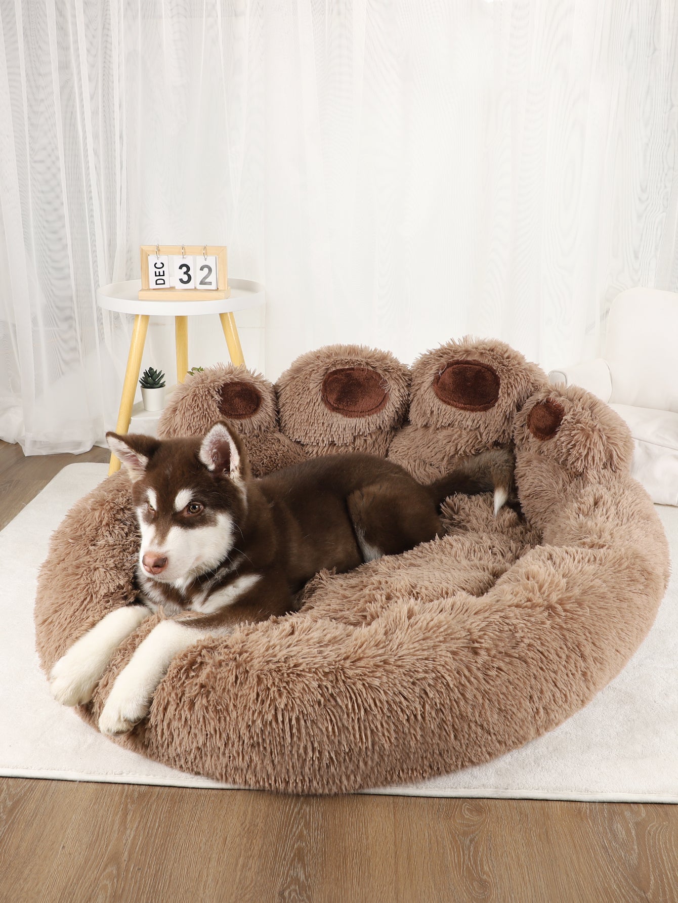 Basket - A fun resting place in the shape of a bear paw