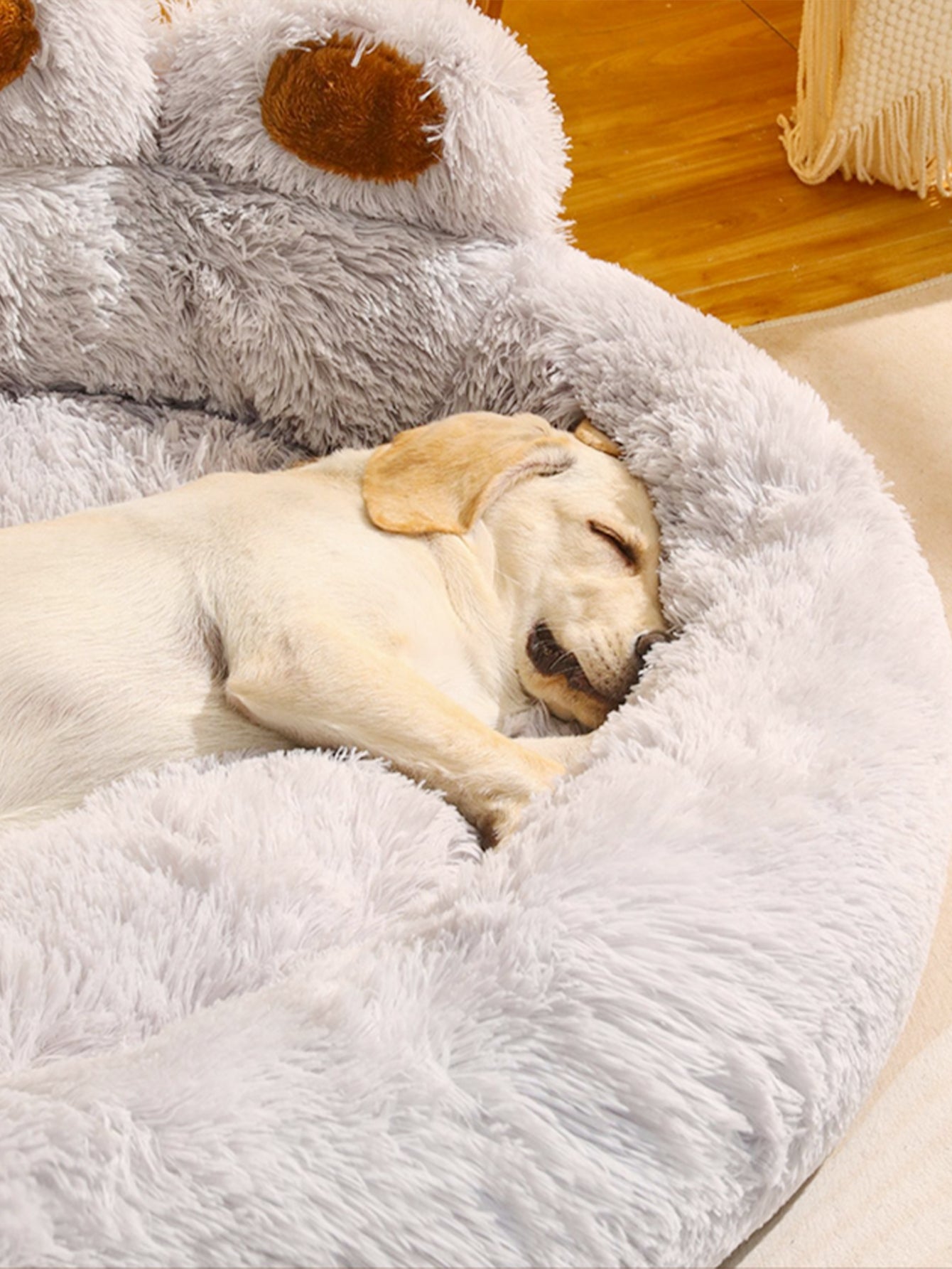 Basket - A fun resting place in the shape of a bear paw